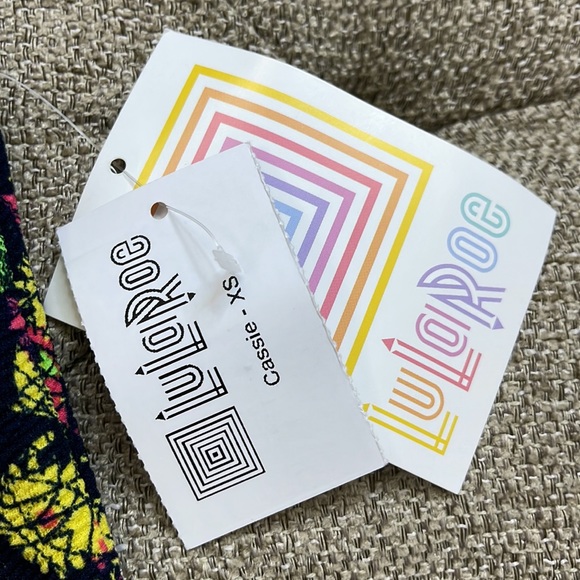 💕NWT Lularoe Cassie Floral & Geometric shapes Pencil Skirt💕 - Picture 3 of 7